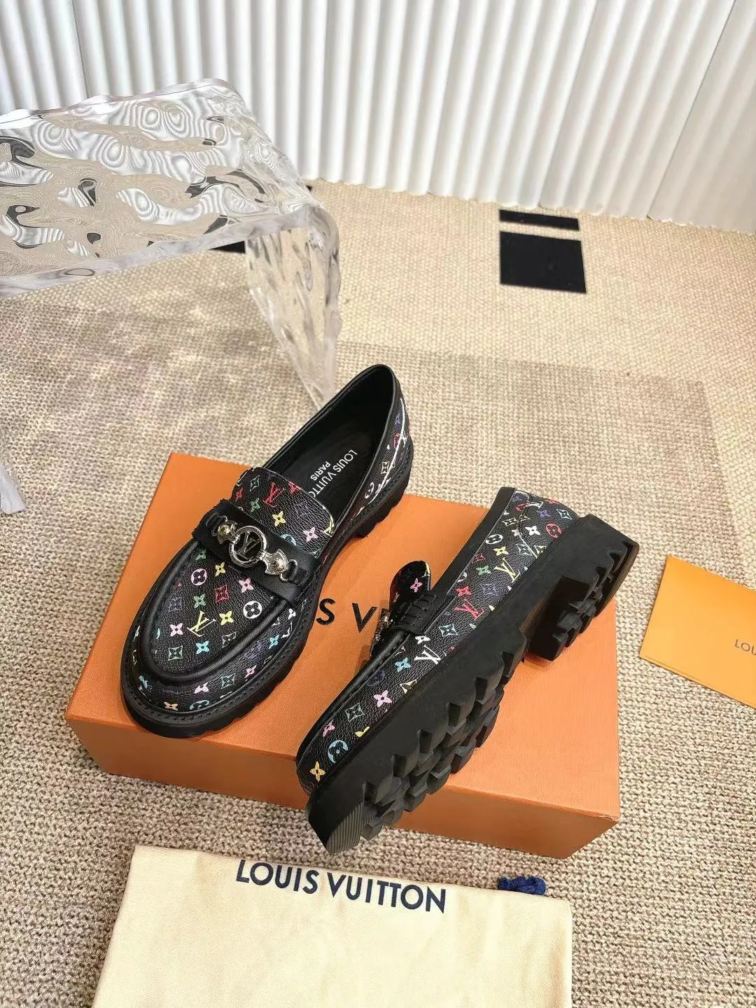 👟👟Ex-factory price 720👟👟 Loaf | ²⁰²5 𝐬𝐬 🤍🤎 LV Louis Vuitton counter’s latest 🆕presbyopia cowhide thick-soled loafer series! New for purchasing agents 🆕 This platform thick-soled series is very popular this year. It has a height-increasing effect and is a fashion leader. It is absolutely yyds! Fabric: Imported open-edge beaded cowhide, cowhide lining. Thick-soled platform shoelaces with logo and non-slip soles. This shoe is very comfortable on the feet and feels great. Original one-to-one molded outsole. Heel height 5cm. Size: 35-41 40 41 Customized ⚠ Comes with counter packaging